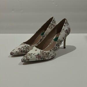 Call it Spring Women’s Dusty Rose Floral on white snake skin pattern. Size 8 new